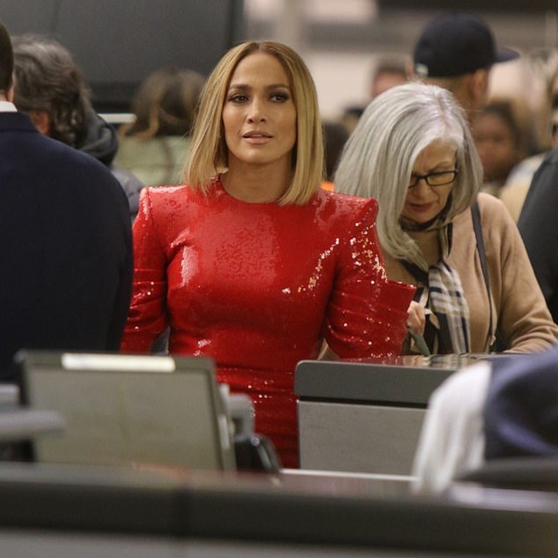 أطلت خلال تصوير فيلمها الجديد بفستان ميدي من قماش الترتر الأحمر من Alex Perry