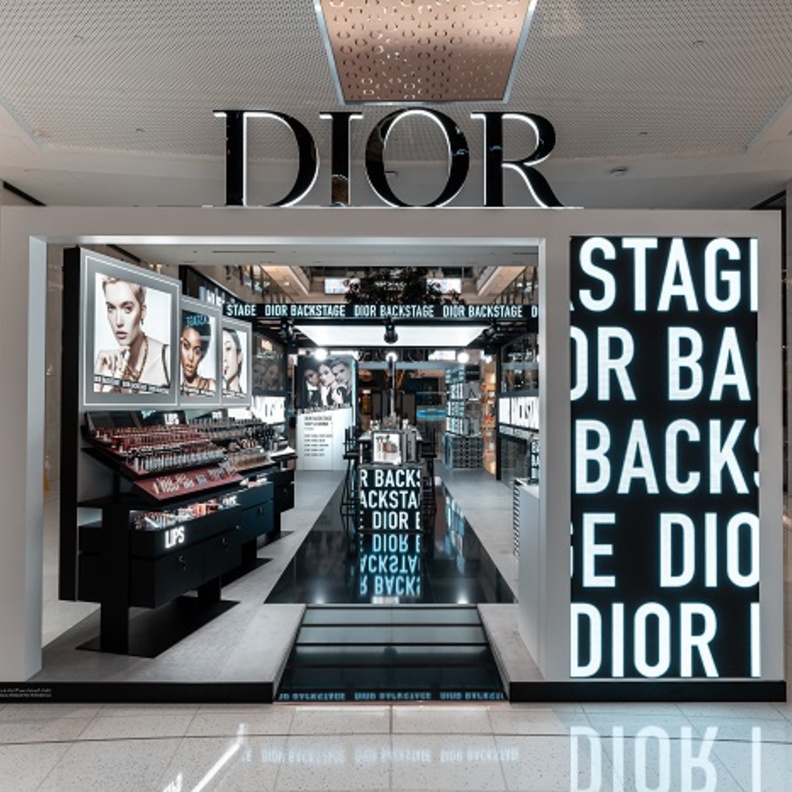 تجربة استثنائية في متجر Dior Backstage المؤقت دبي مول