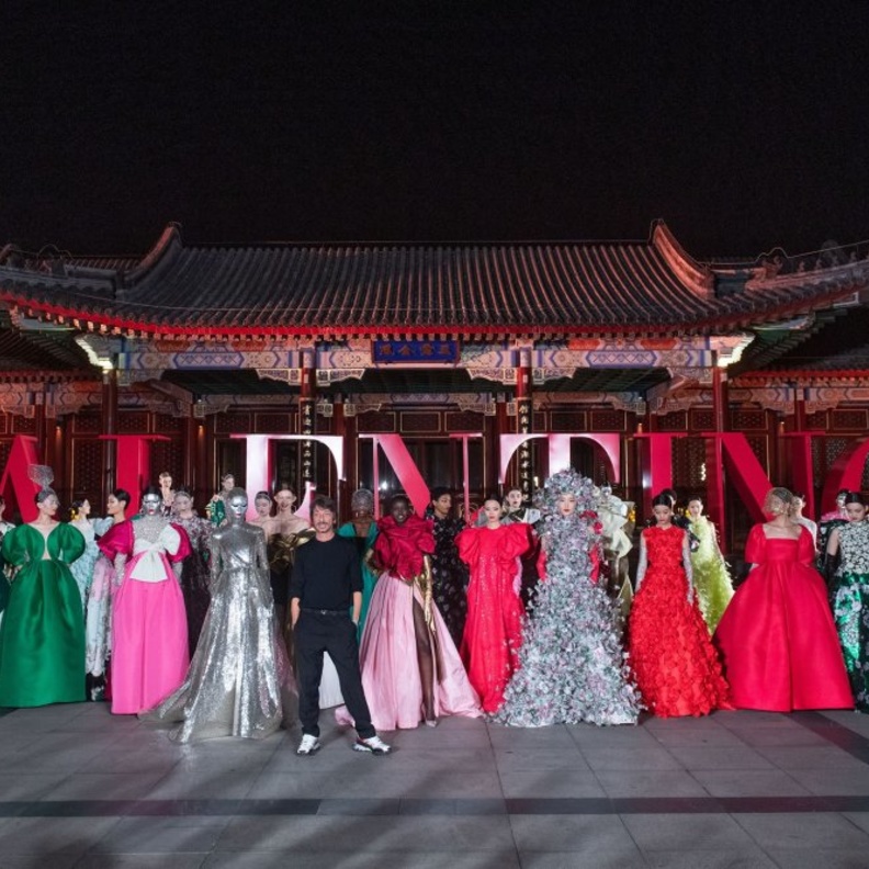 "حلم اليقظة"..Valentino للتصاميم الراقية في بكين