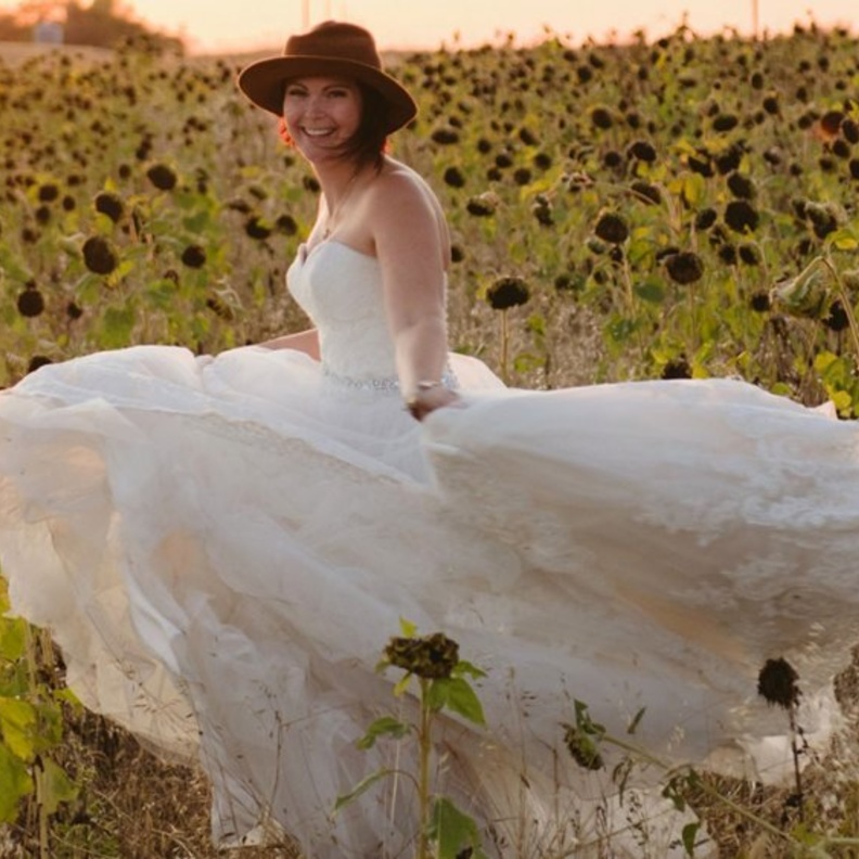 ارملة تحتفل بذكرى زواجها كل عام