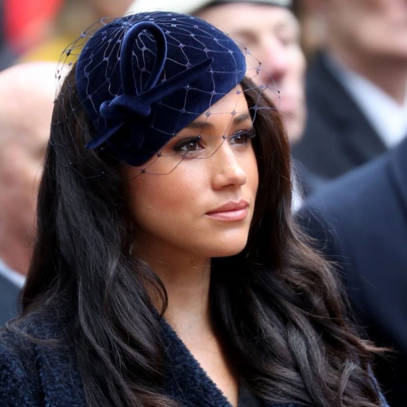 أكسسوارات شعر القبعة الجانبية بأسلوب ميغان ماركل Meghan Markle