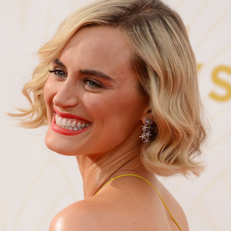 تايلور شيلينغ متألقة بزوج من الأقراط الماسية الطويلة من ماركة  Chanel