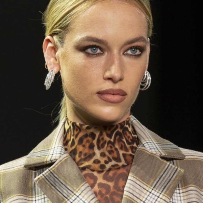 طريقة عمل مكياج عيون باللون البني احدث موضة في شتاء 2020 على خطى Marques Almeida