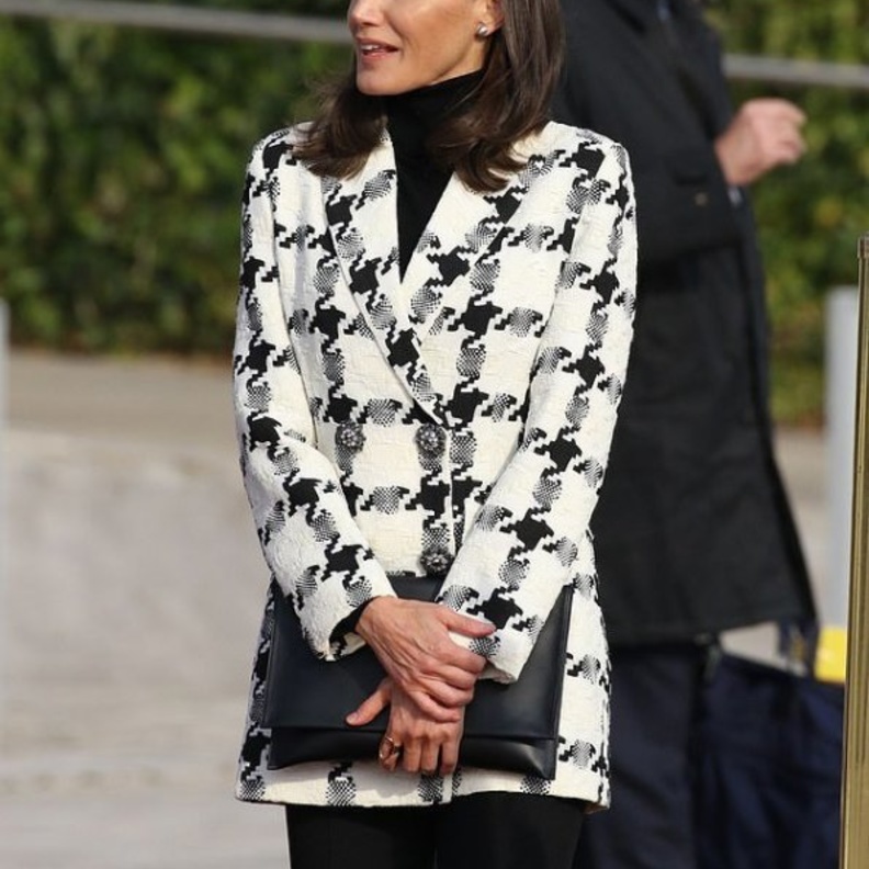 أكملت اللوك بكنزة سوداء بياقة عالية وسروال أسود بقصة ضيقة