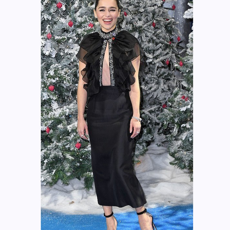 إطلالة النجمة إميليا كلارك Emilia Clarke بفستان أسود خلال العرض الاولي لفيلمها الجديد