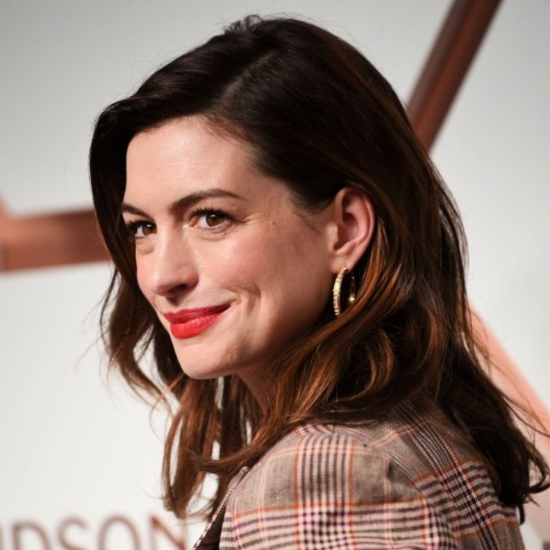 الشعر القصير للغاية على آن هاثاواي