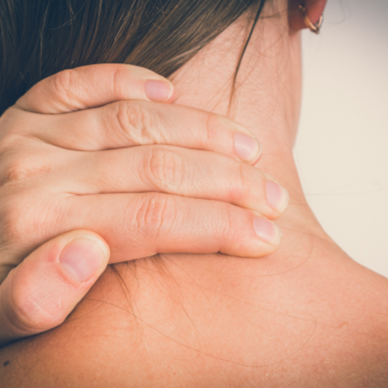 الشد العضلي في الرقبة من مضاعفات الجلوس الخاطئ