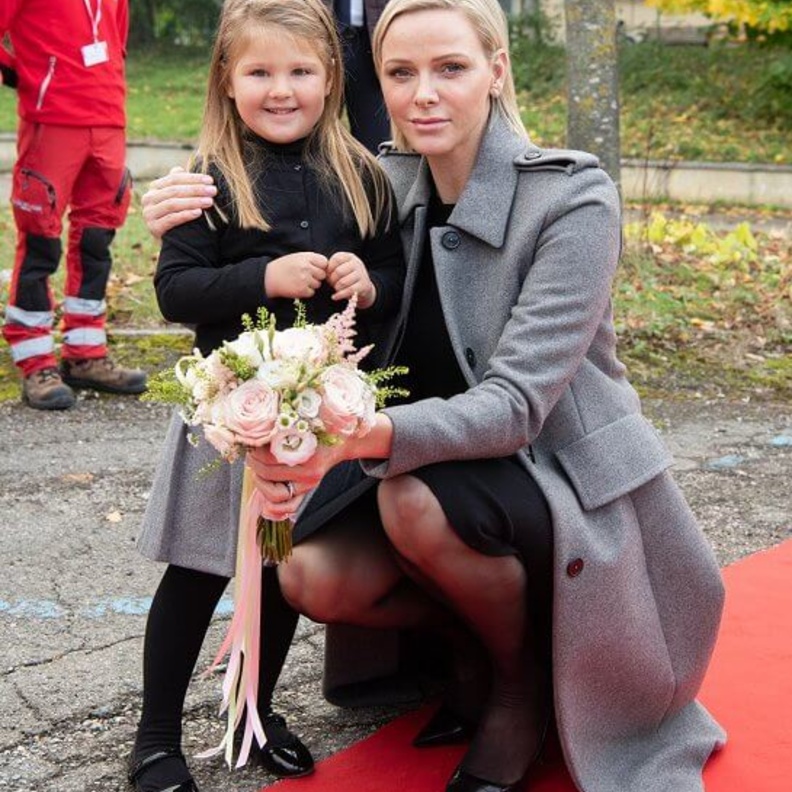 الأميرة تشارلين تفتتح مدرسة ابتدائية في إقليم أبروتسو