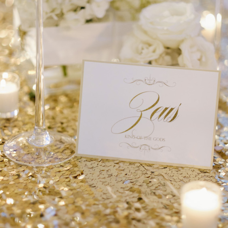 اكسسورات مائده باللون الذهبي