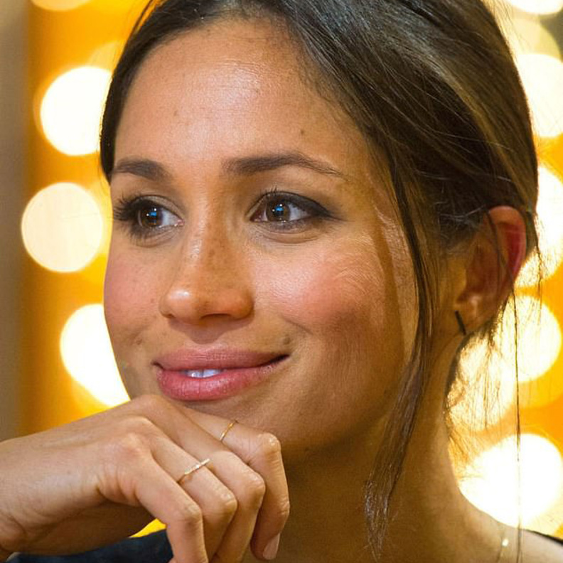 ميغان ماركل ترتدي مجوهرات من Azuni