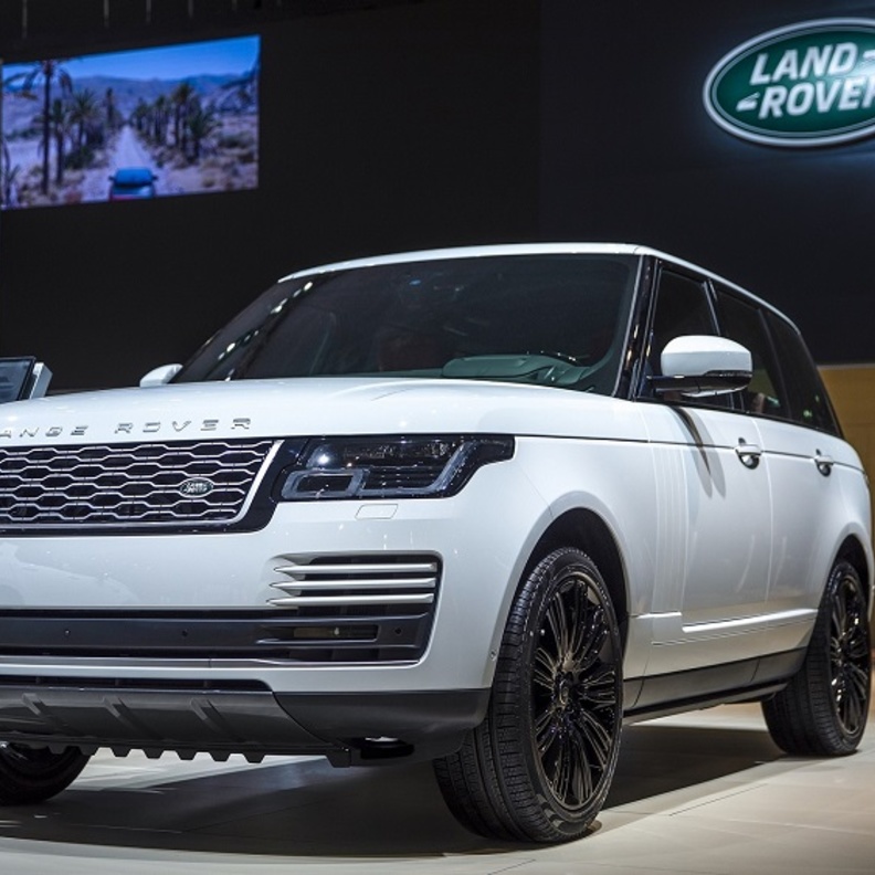 الظهور الأول في المنطقة لسيارة رينج روڤر المزودة بالمحرك سداسي الأسطوانات المستقيمة في معرض دبي الدولي للسيارات