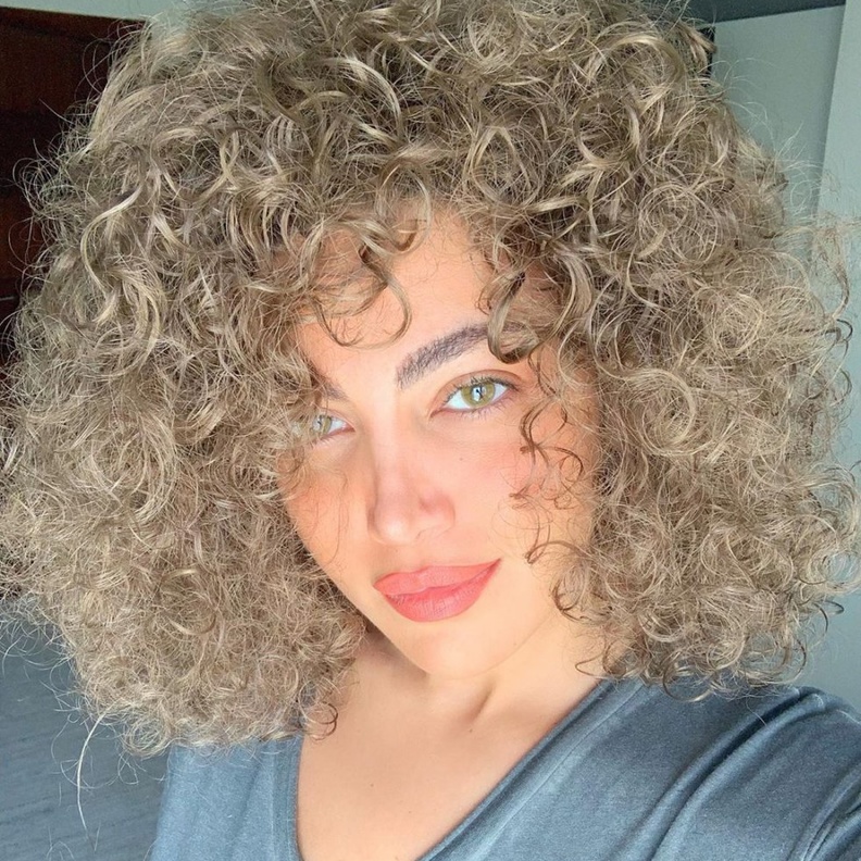 ريهام حجاج تعتمد الشعر الكيرلي القصير