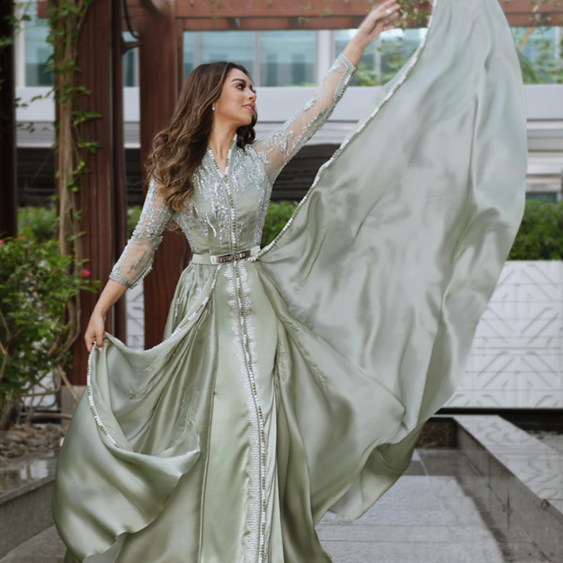 اختارت الجميلة بلقيس في اطلالتها الاخيرة موضة القفطان الزيتي بتدرجات فاتحة مع القماش الحريري الفاخر