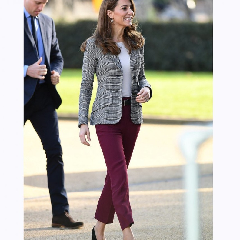 تألقت بأقراط ماسية من ماركة Mappin & Webb مع قلادة من المجموعة نفسها