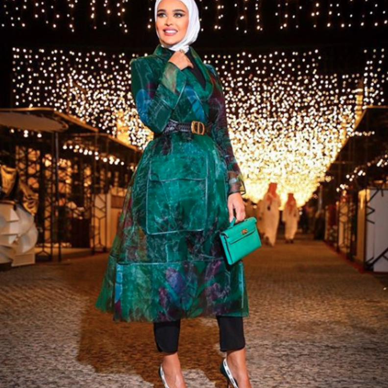 اطلالة بالأبيض نسقتها سهى