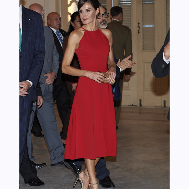 أطلت في لوك ثان بفستان من مجموعة كارولينا هيريرا لربيع وصيف 2016