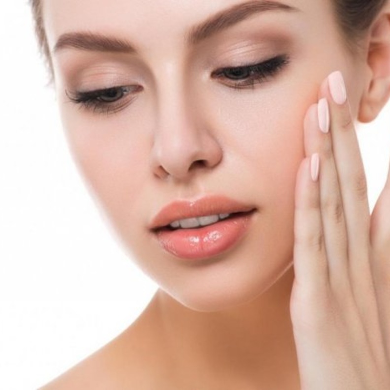 احصلي على بشرة مشرقة خالية من أي ندبات من خلال علاج الليزر