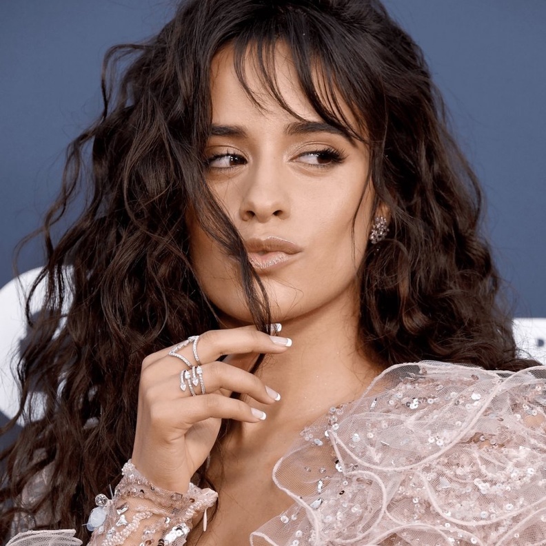  اختارت الجميلة بيلا حديد Bella Hadid اجمل رسمات المناكير الفرنسي العريض