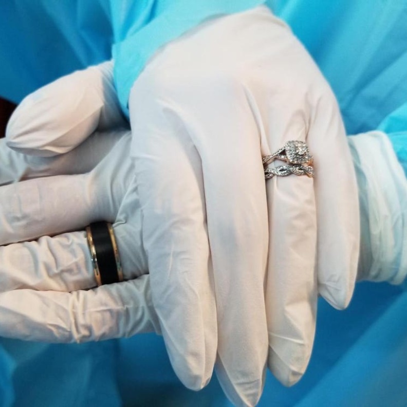 استكمل العروسين مراسيم الزفاف في الكنيسة