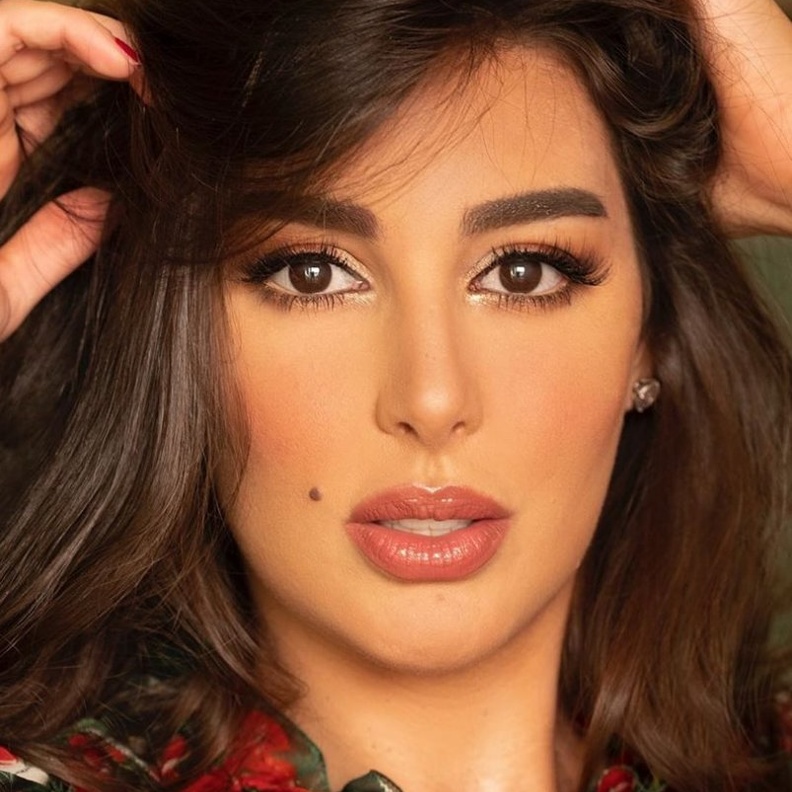  ياسمين صبري بمكياج مميز وناعم بأنامل نوره بوعوض