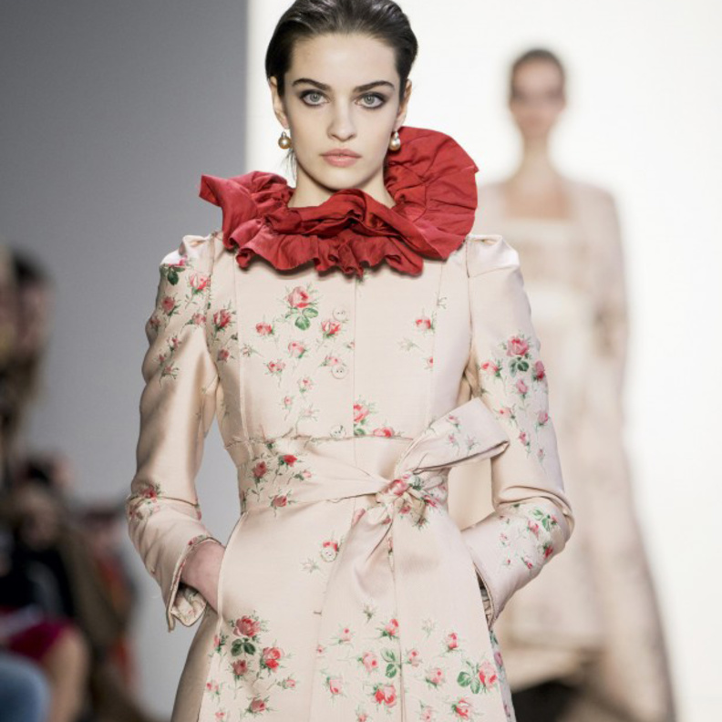 موضة التوبات العريضة مع الياقة الكشكش آخر موضة في شتاء 2020