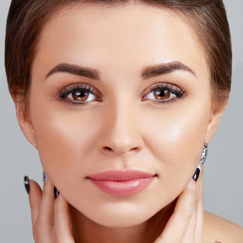 طبقي الفاونديشن بطبقة خفيفة وامنحي خديك التورد