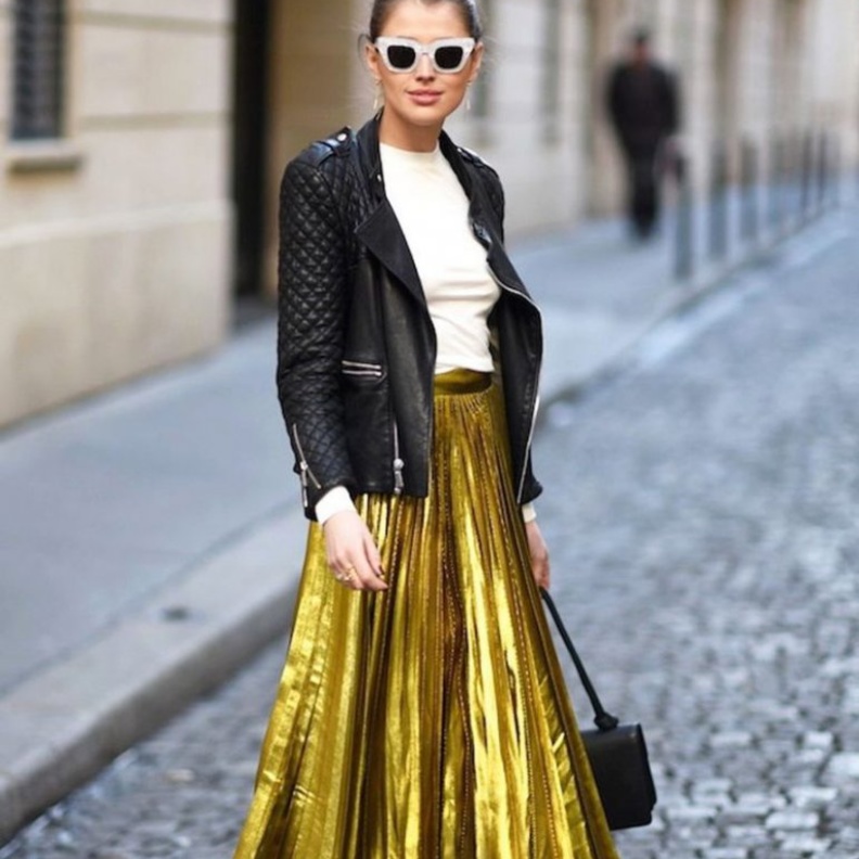 لاطلالاتك اليومية تألقي في بنطلون باللون الذهبي