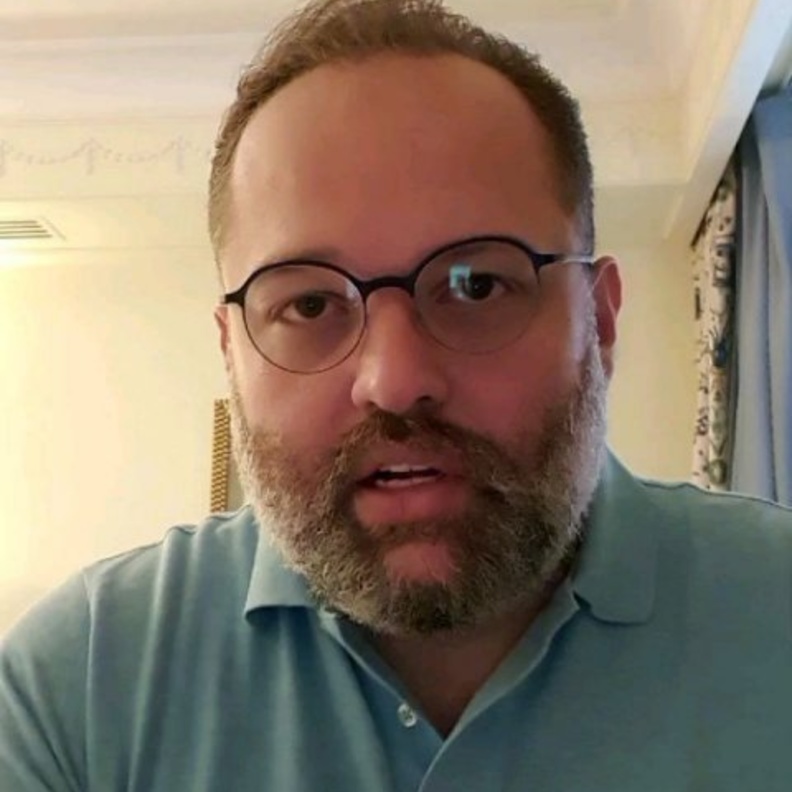 محمد محمود عبد العزيز ينشر صورة مؤثرة مع والديه