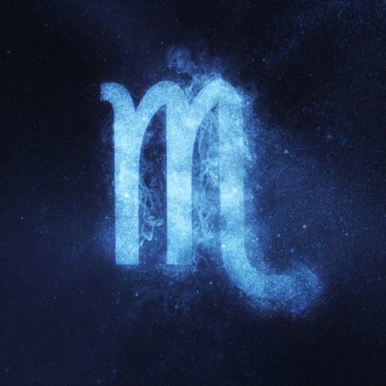 يستطيع أن يقوم بأعمال في وقت واحد، فطموح الرجل من برج العقرب لا نهاية له