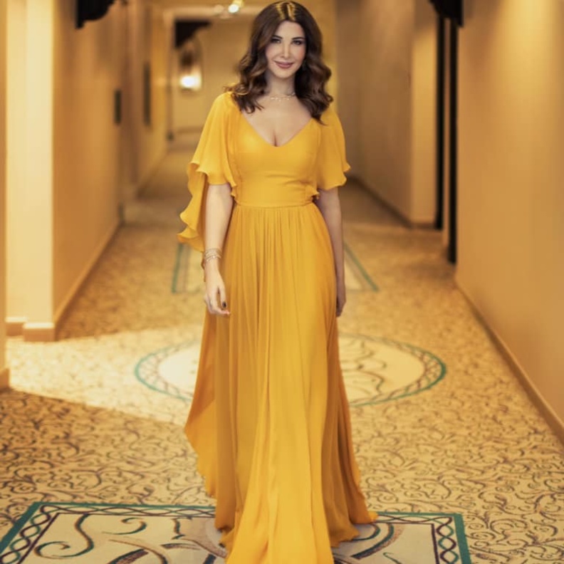 إختارت ماكياجاً ناعماً وتألقت بتسريحة الشعر المنسدل مع التموجات العريضة