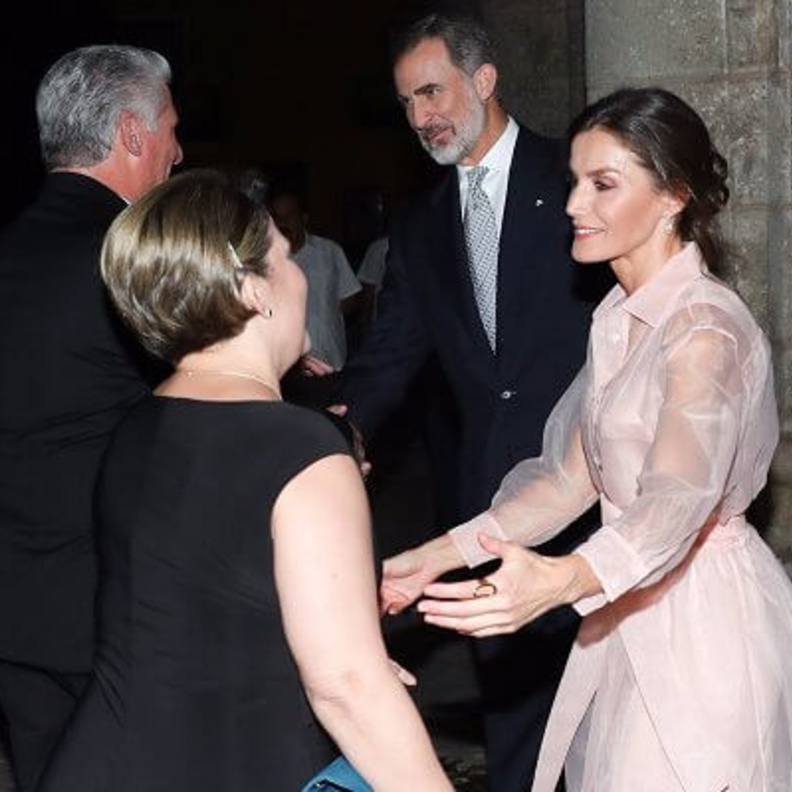 الملكة ليتيزيا بإطلالة وردية أنيقة في حفل استقبال في هافانا