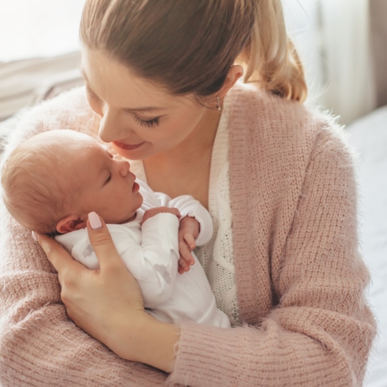 كيف تعلم الأم أن مولودها بخير 