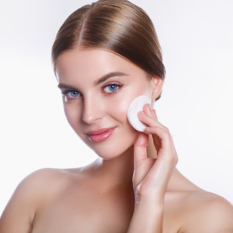 استخدمي الطرق الطبيعية لإزالة المكياج عن العيون