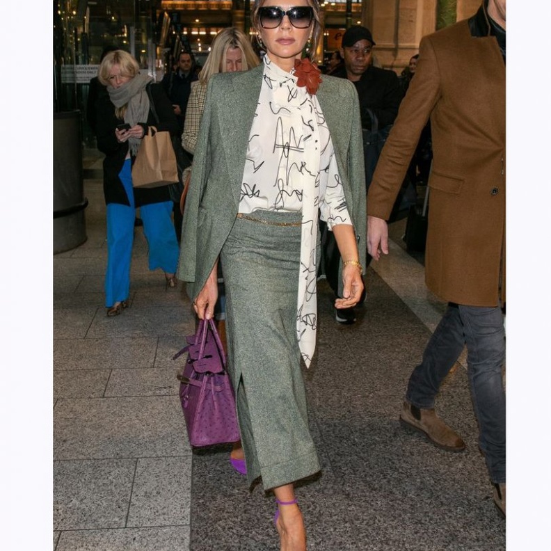 موضة الأبيض مع الرمادي بأسلوب فيكتوريا بيكهام