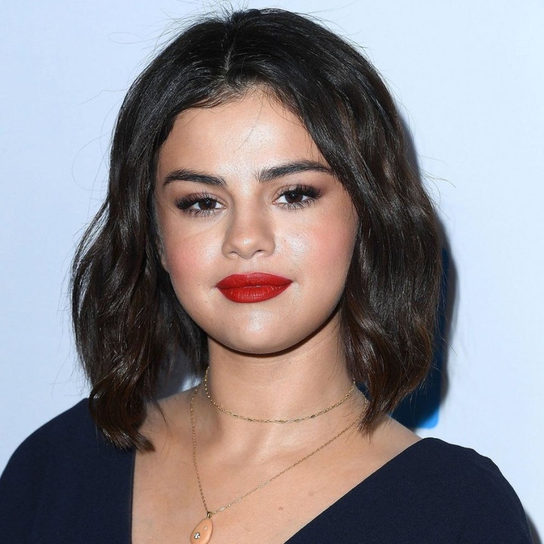 مكياج مناسب لأحمر الشفاه الأحمر بأسلوب سيلينا غوميز