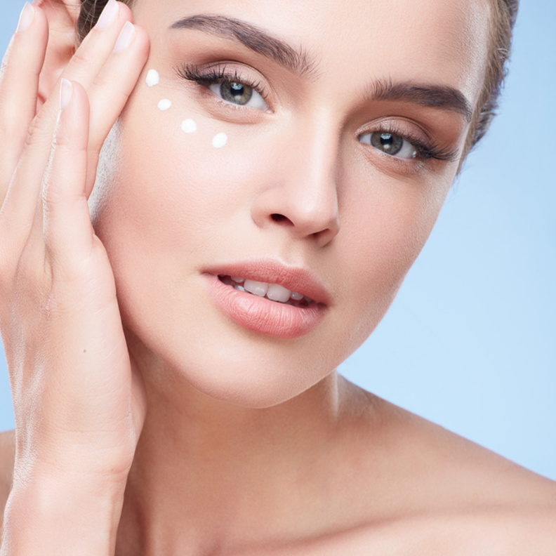 تعرفي الى اهم النصائح لطريقة وضع الكريم حول العين