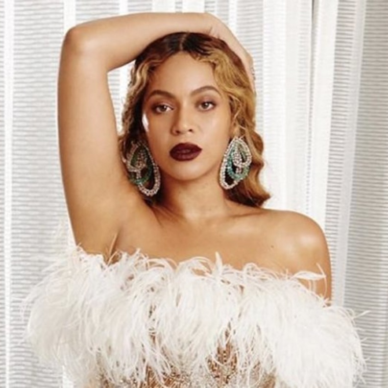 تألقت بلون شفاه أحمر داكن بينما إعتمدت ماكياج عيون ناعم