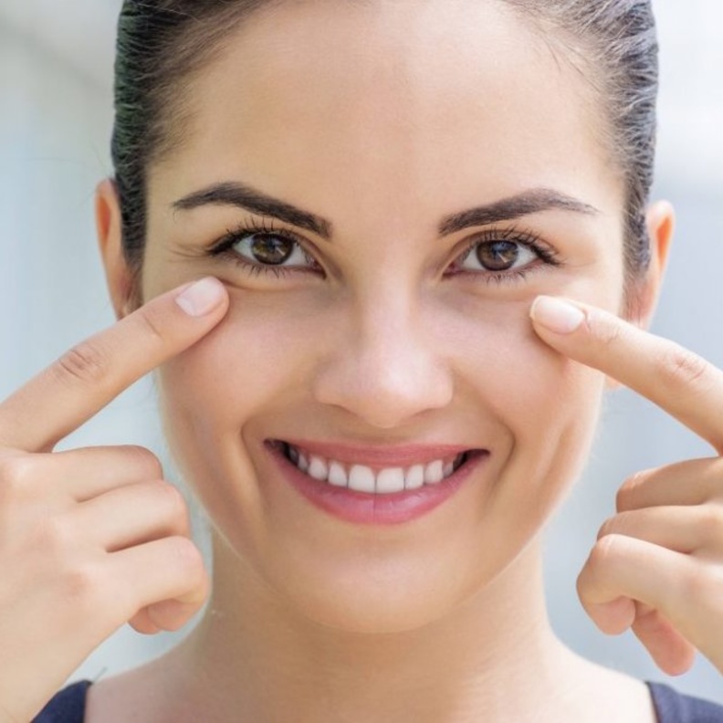 إحصلي على عيون غير منتفخة باستخدام ماسك طبيعي