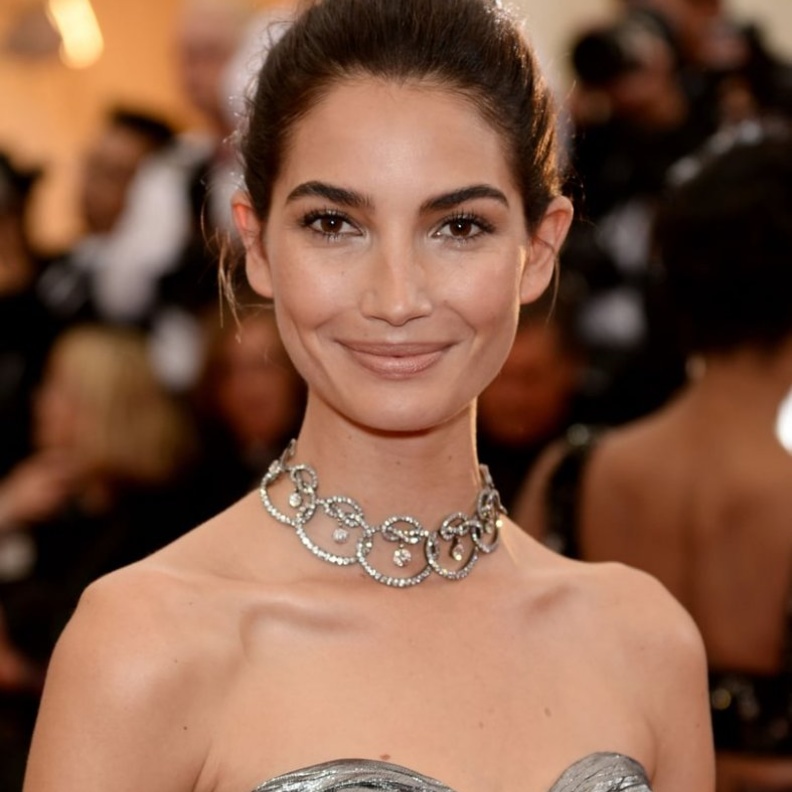  ليلي ألدريدج بفستان أحمر أنيق من ماركة Brandon Maxwell