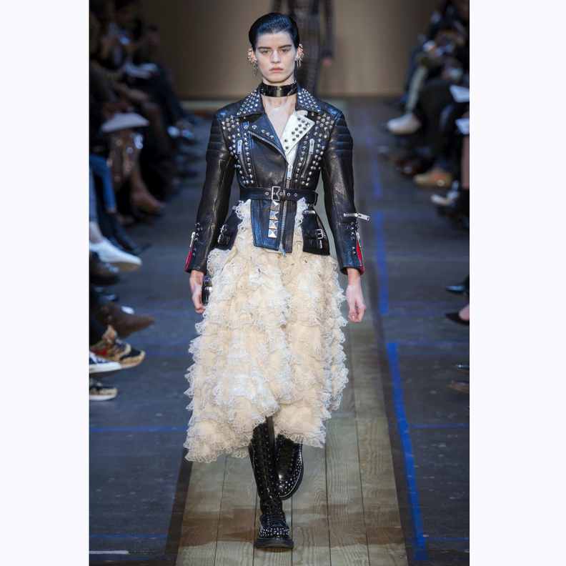 إختاري البومبر جاكيت العصرية المزيّنة بالترتر والنقشات بأسلوب سان لوران