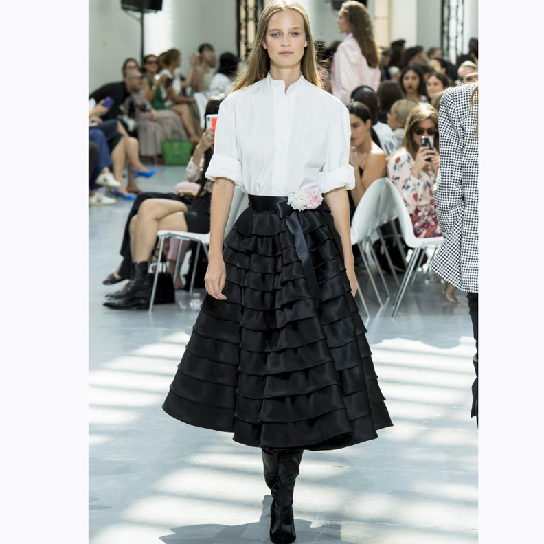  تنسيق القميص الأبيض مع التنورة الكلوش من وحي دار Alexandre Vauthier