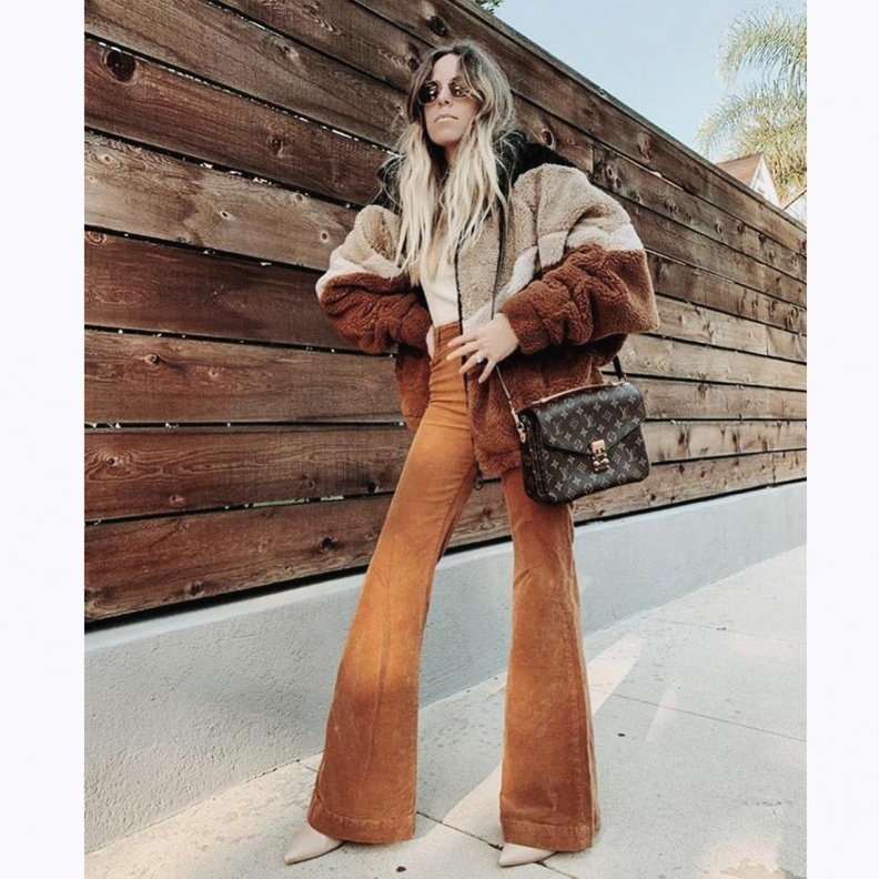 اطلالاتك مواكبة للموضة في بناطيل السبعينات