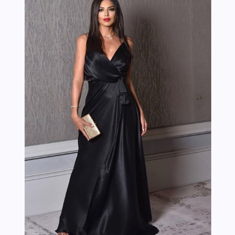 أمل بوشوشة في اطلالة ناعمة في فستان مخمل