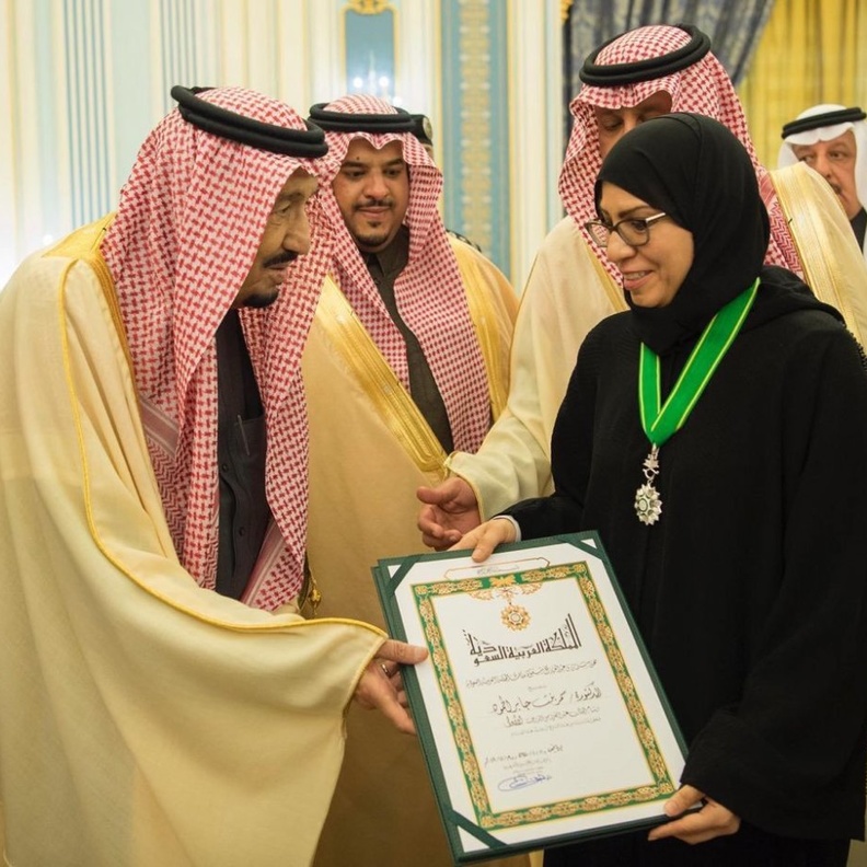 كرم خادم الحرمين الشريفين الدكتورة سمر الحمود في مهرجان الجنادرية 33