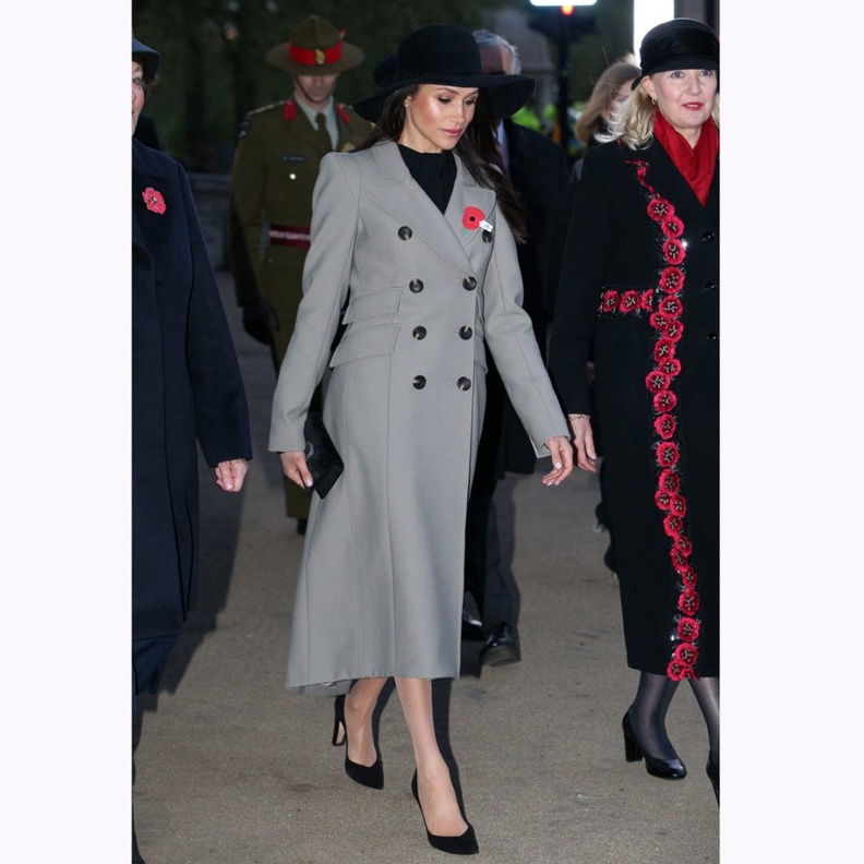 الدوقة ميغان ماركل meghan markle بموضة المعطف الاسود مع الرباط من دار Calvin Klein