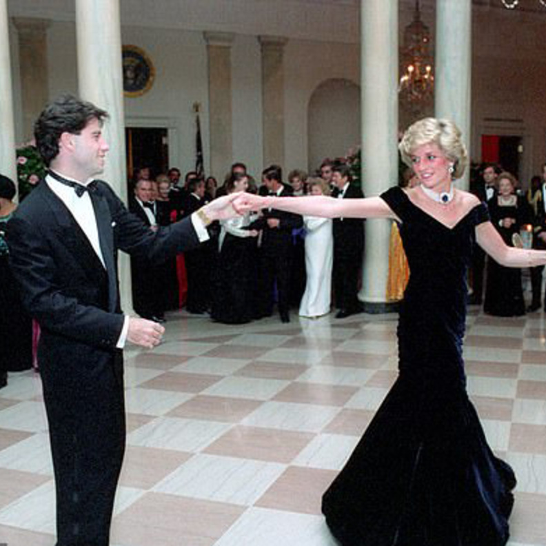 فستان الأميرة ديانا الشهير يعرض للبيع بسعر 350 ألف جنيه إسترليني