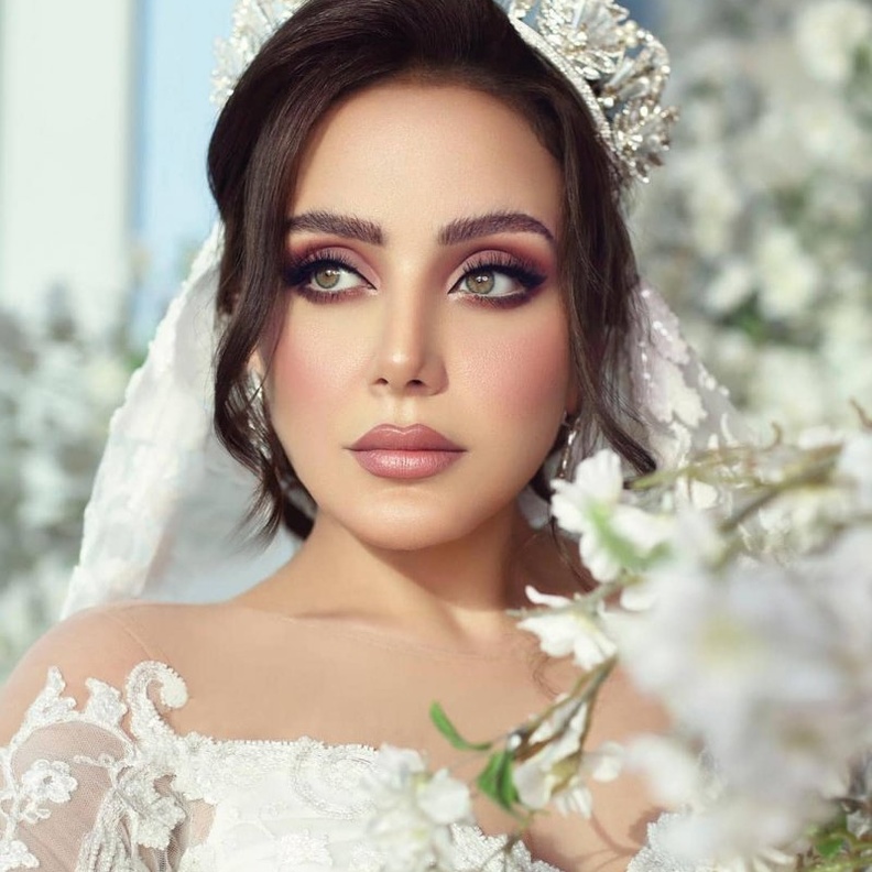 اختارت تسريحة الشينيون مع تاج ملكي