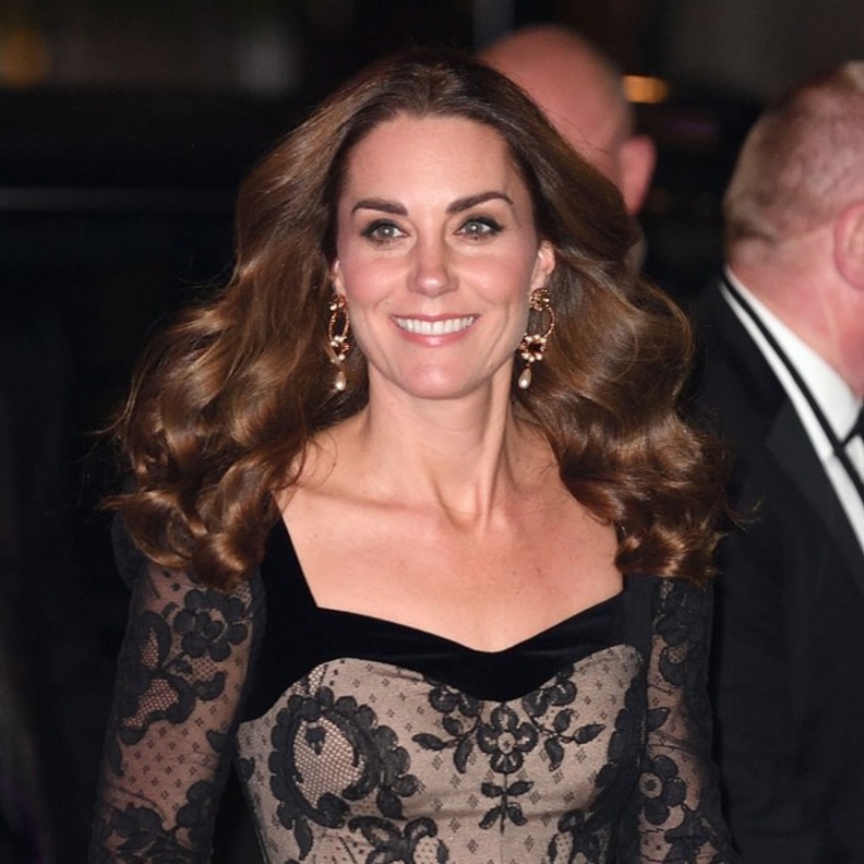  الفستان جاء بقصة الصدر الـ sweetheart neckline