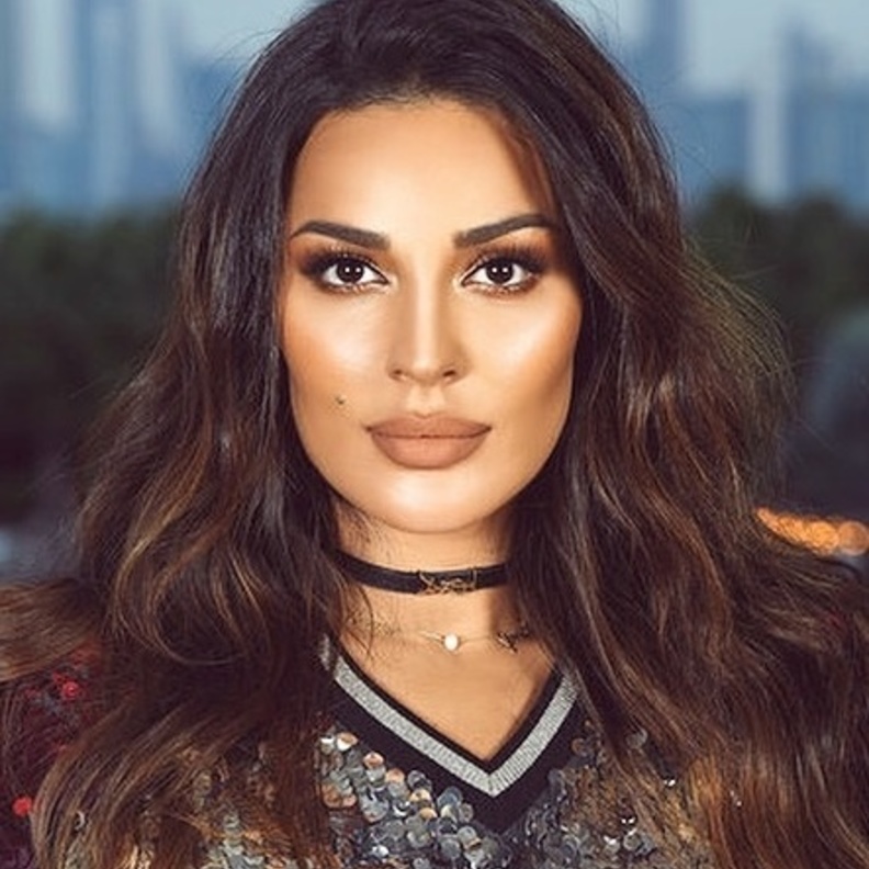 نادين نجيم و مايا دياب بمكياج متشابه ..من بدت الاجمل