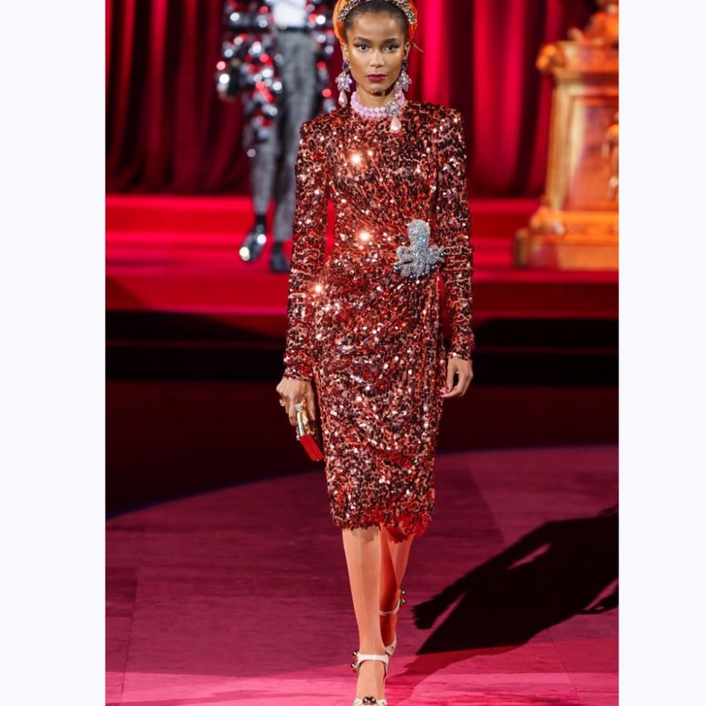  فستان أحمر للمحجبات منBrock Collection